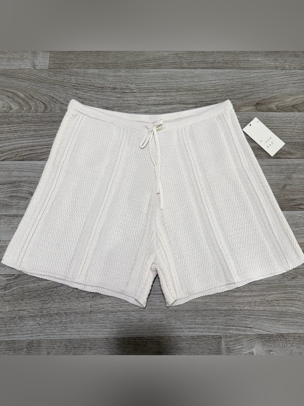 A New Day Women’s High Rise Cream Knit Shorts Size Small - Picture 2 of 7